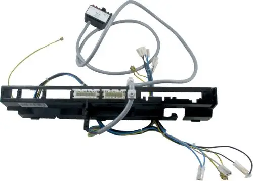 Kabelbaum mit mehreren Anschlüssen und Leitungen, verwendet in Wolf-Regelungen. Sichtbare Stecker und Kabel für elektrische Verbindungen.